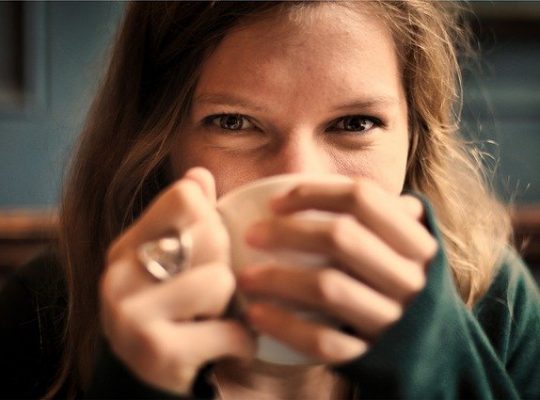 Graisse autour des yeux : poches et yeux gonflés