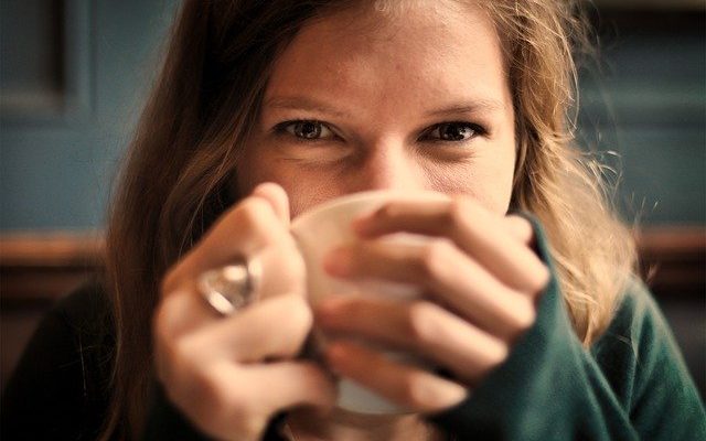 Graisse autour des yeux : poches et yeux gonflés