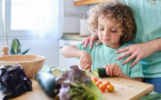 Comment apprendre à couper avec un couteau à un enfant ?