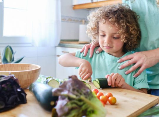 Comment apprendre à couper avec un couteau à un enfant ?