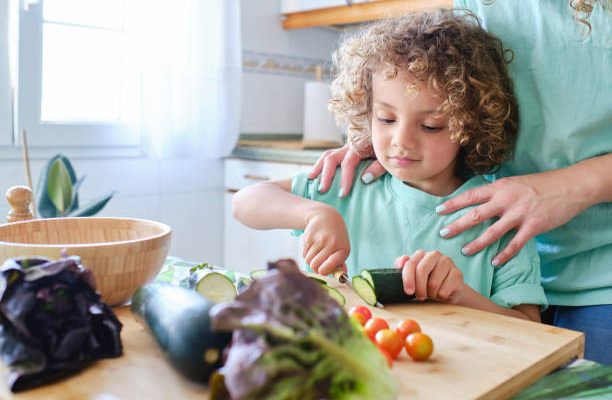 Comment apprendre à couper avec un couteau à un enfant ?