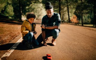 Pourquoi le circuit de voiture électrique amuse les petits comme les grands ?