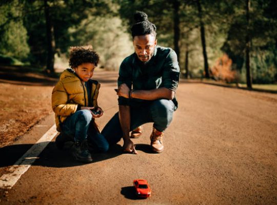 Pourquoi le circuit de voiture électrique amuse les petits comme les grands ?