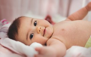 Jusqu’à quel âge peut-on porter un bébé sur ses épaules avec un porte-bébé adapté ?