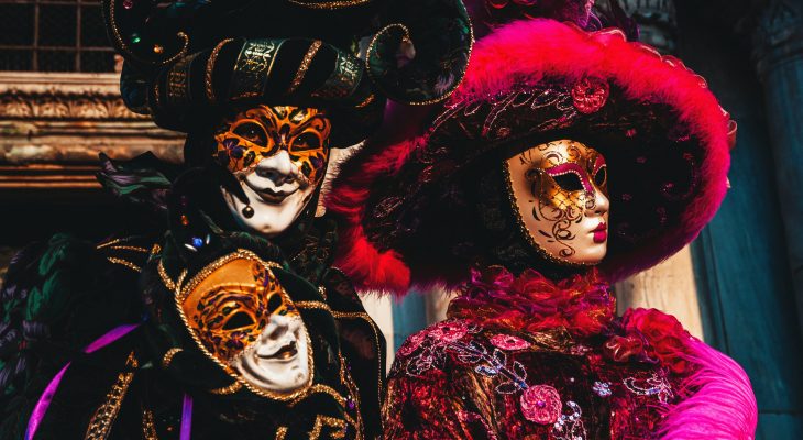 Comment porter un masque vénitien pour homme ?