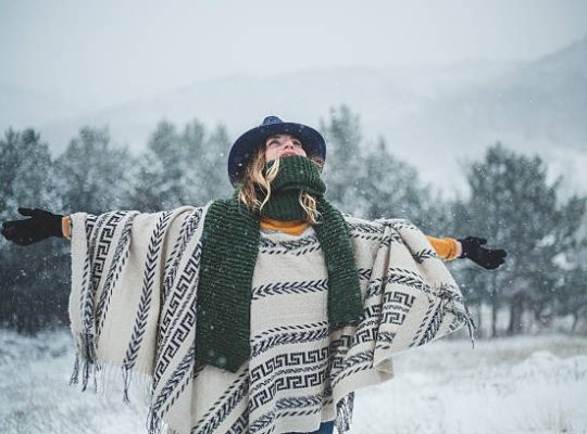 Comment s’habiller avec un poncho pour l’hiver ?