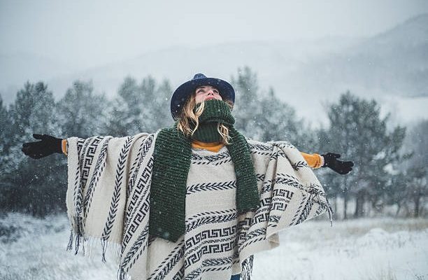 Comment s’habiller avec un poncho pour l’hiver ?
